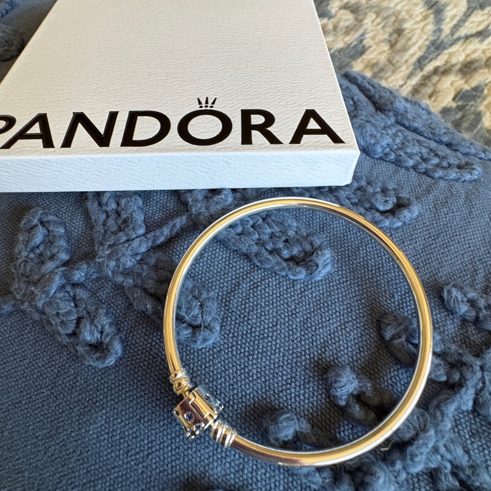 Pandora Silver Barrel Bracelet with Sparkling Blue Details - Picture 3 of 3